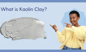 Kobieta wskazuje na grudkę szarej glinki. Dowiedz się, kaolin co to jest i jakie ma zastosowania.