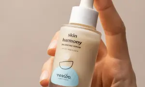 Dłoń trzyma serum Resibo Skin Harmony. Zastanawiasz się, alantoina co to? To składnik nawilżający i łagodzący.
