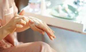 Krem do rąk z tokoferolami, czyli witaminą E, nawilża skórę.