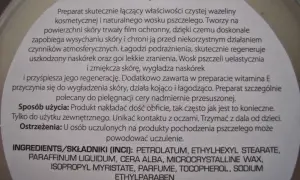 Wazelina kosmetyczna z woskiem pszczelim. Składnik PETROLATUM (wazelina) tworzy ochronny film, nawilża i regeneruje skórę. Idealna dla cery suchej.