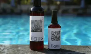 Dwa kosmetyki "en HERBS" przy basenie. Czy wiesz, eugenol co to za składnik?