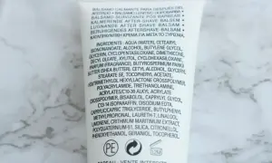 Skład balsamu po goleniu: woda, alkohol, gliceryna, masło shea, a także geraniol. Co to jest geraniol? To składnik zapachowy.