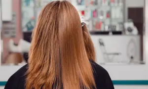 Zniszczone włosy odzyskują blask i gładkość dzięki nanoplastii. Efekt widoczny od razu po zabiegu.