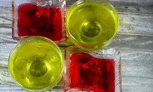 Dwie galaretki owocowe, czerwona i żółta, w szklanych naczyniach. Czy galaretka owocowa ma kolagen?