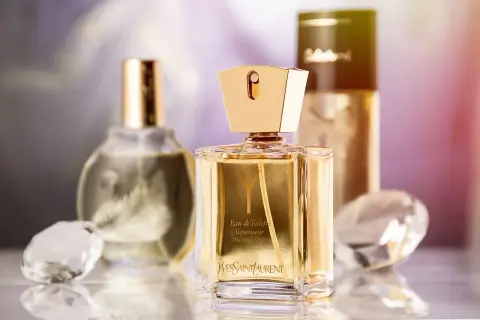 Eleganckie butelki perfum Yves Saint Laurent. Zastanawiasz się, gdzie wyrzucić butelkę po perfumach? Szkło i plastik zazwyczaj do pojemników na odpady zmieszane lub do segregacji, jeśli są dostępne odpowiednie frakcje.