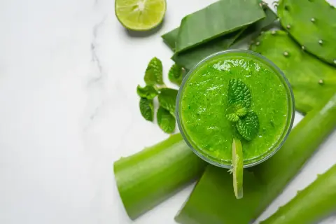 Zielony koktajl z aloesem, miętą i limonką. Aloes na co pomaga? Na zdrowie i urodę!