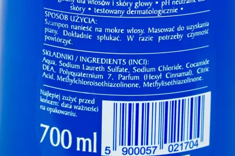 Na niebieskim opakowaniu szamponu widnieje napis "SLS co to?", a poniżej składniki, w tym Sodium Laureth Sulfate.