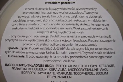 Wazelina kosmetyczna z woskiem pszczelim. Składnik PETROLATUM (wazelina) tworzy ochronny film, nawilża i regeneruje skórę. Idealna dla cery suchej.