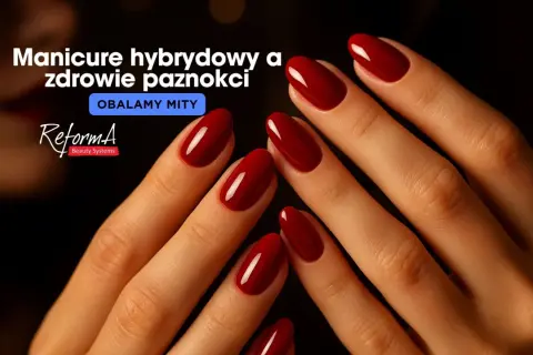 Dłonie z idealnym, czerwonym manicurem hybrydowym. Czy hybryda niszczy paznokcie? Obalamy mity.