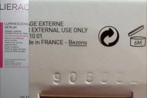 Symbol "6M" na opakowaniu kosmetyku Lierac oznacza, że produkt jest ważny przez 6 miesięcy od otwarcia. To informacja, co to znaczy exp date dla tego serum.