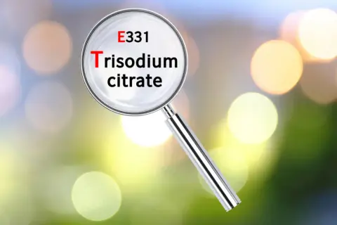 Szkiełko powiększające ujawnia E331, cytrynian sodu. Czy jego szkodliwość jest powodem do niepokoju?
