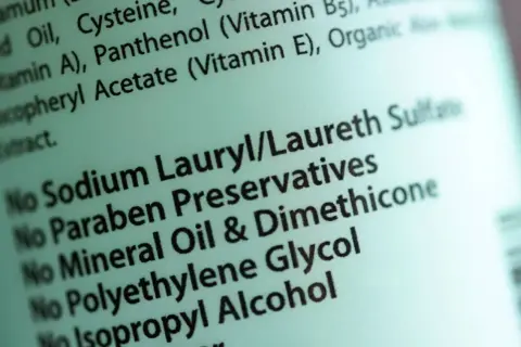 Lista składników kosmetyku: brak Sodium Lauryl/Laureth Sulfate, parabenów, oleju mineralnego, dimethicone, glikolu polietylenowego, alkoholu izopropylowego.