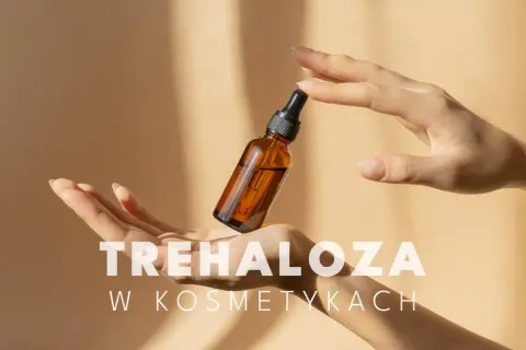 Dwie dłonie trzymają buteleczkę z serum. Napis "TREHALOZA W KOSMETYKACH" sugeruje, że to składnik nawilżający.