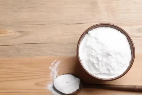 Biały proszek w miseczce i na łyżce. To soda oczyszczona, czyli sodium bicarbonate. Co to jest? Wszechstronny środek.