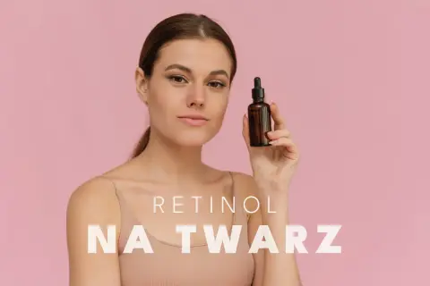 Kobieta prezentuje buteleczkę z serum. Retinoidy na twarz to klucz do odmłodzonej skóry.