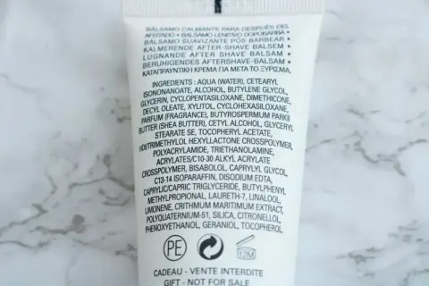 Skład balsamu po goleniu: woda, alkohol, gliceryna, masło shea, a także geraniol. Co to jest geraniol? To składnik zapachowy.