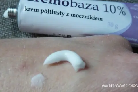 Kremobaza 10% z mocznikiem na suchą, szorstką skórę. Pomaga nawilżyć i zmiękczyć naskórek.
