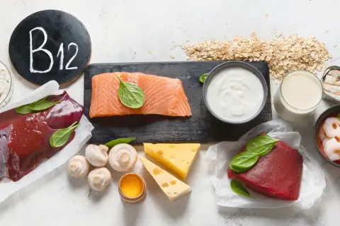 B12 w czym? Wątróbka, łosoś, mleko, ser, jajka, krewetki, sardynki, owsianka i suplementy.