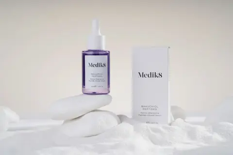 Serum Medik8 z bakuchiolem i peptydami, alternatywa dla retinolu. Dowiedz się, bakuchiol co to za składnik.