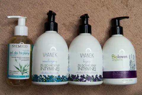 Cztery żele do higieny intymnej: Sylveco, dwa Vianek (nawilżający i kojący) oraz Biolaven organic.