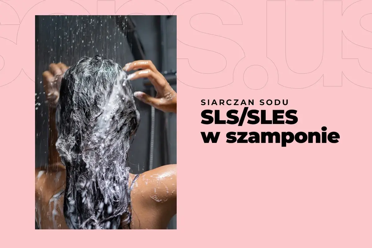 Kobieta myje włosy pod prysznicem, spieniony szampon z SLS/SLES na głowie.
