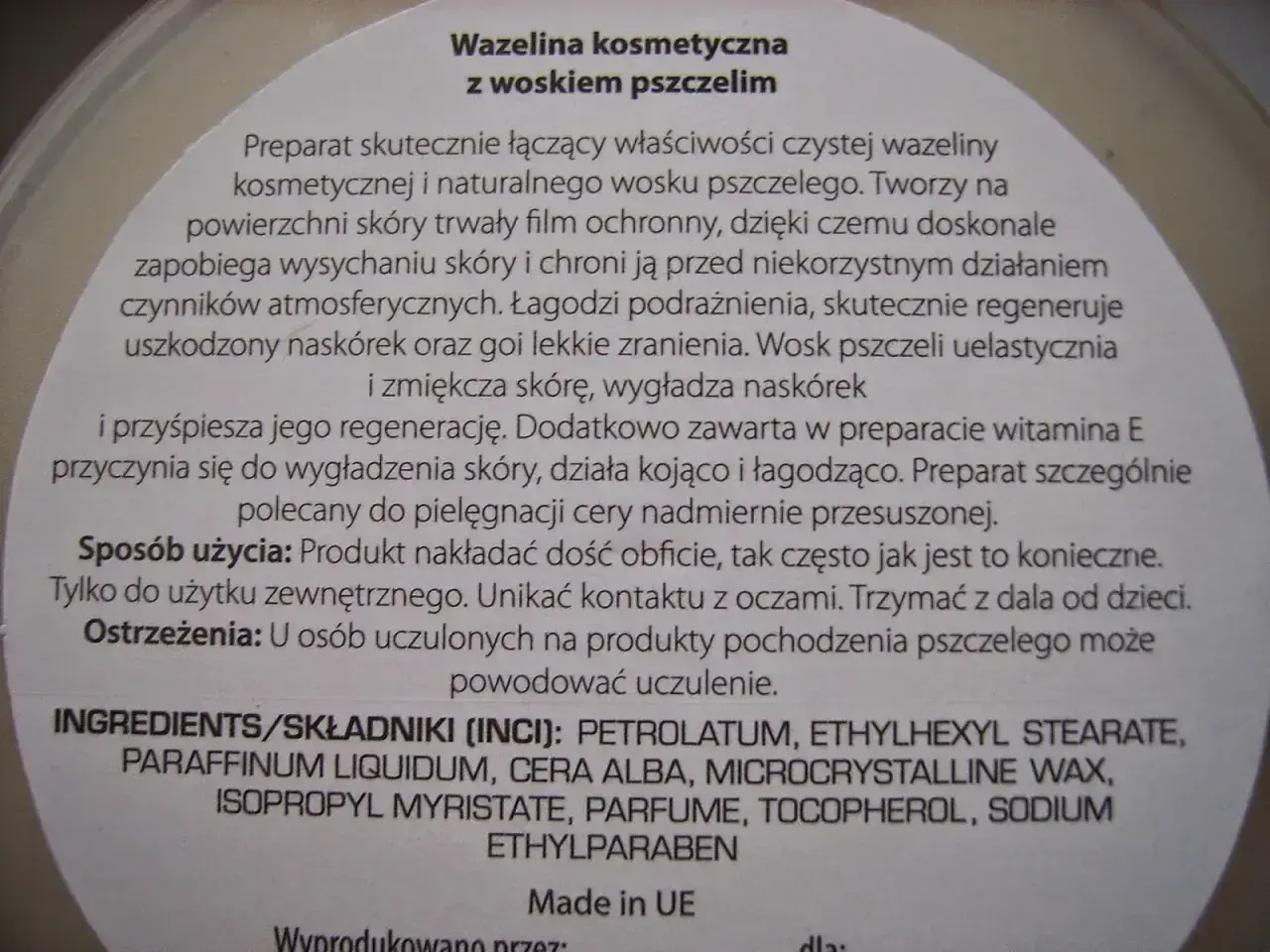 Wazelina kosmetyczna z woskiem pszczelim. Składnik PETROLATUM (wazelina) tworzy ochronny film, nawilża i regeneruje skórę. Idealna dla cery suchej.