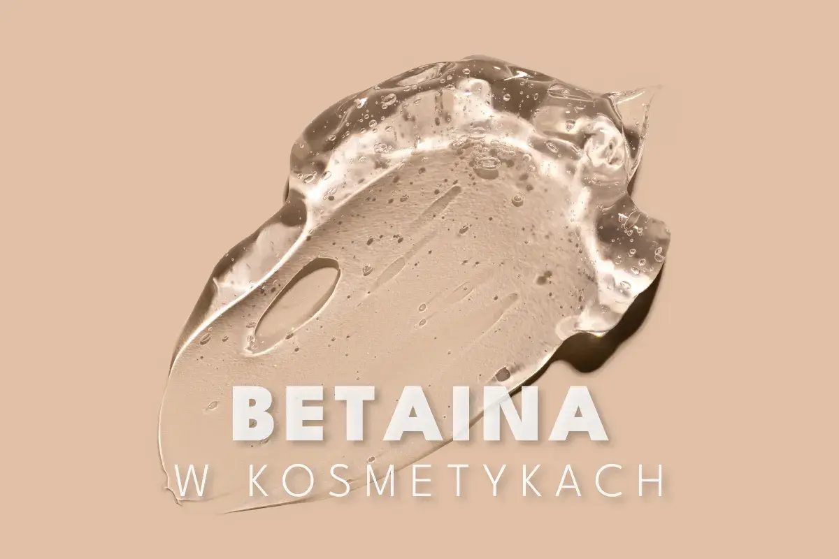 Przezroczysta, żelowa konsystencja kosmetyku z widocznymi pęcherzykami powietrza. Napis "BETAINA W KOSMETYKACH" wyjaśnia, co to jest betaina i jej zastosowanie.