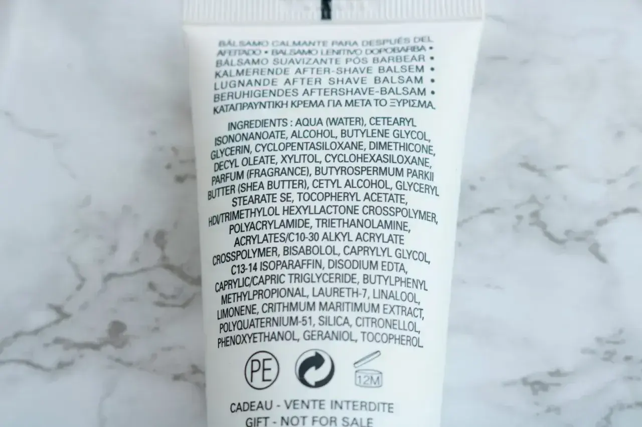 Skład balsamu po goleniu: woda, alkohol, gliceryna, masło shea, a także geraniol. Co to jest geraniol? To składnik zapachowy.