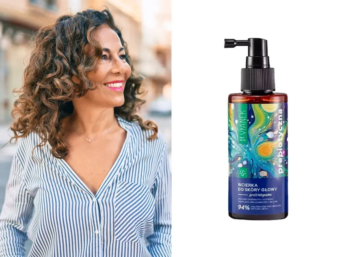Uśmiechnięta kobieta z kręconymi włosami i butelka wcierki do skóry głowy. Produkt pomaga włosom grow us tender.