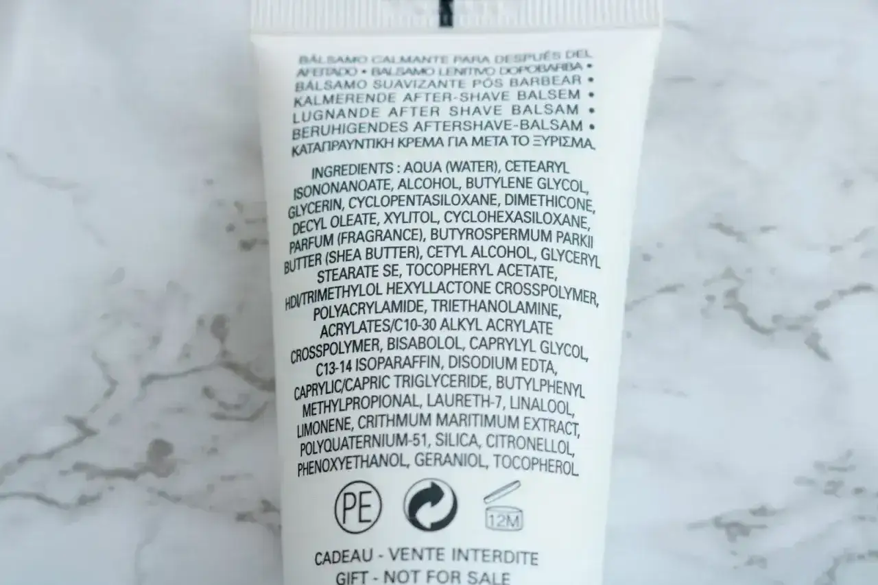 Skład balsamu po goleniu: woda, alkohol, gliceryna, masło shea, a także geraniol. Co to jest geraniol? To składnik zapachowy.