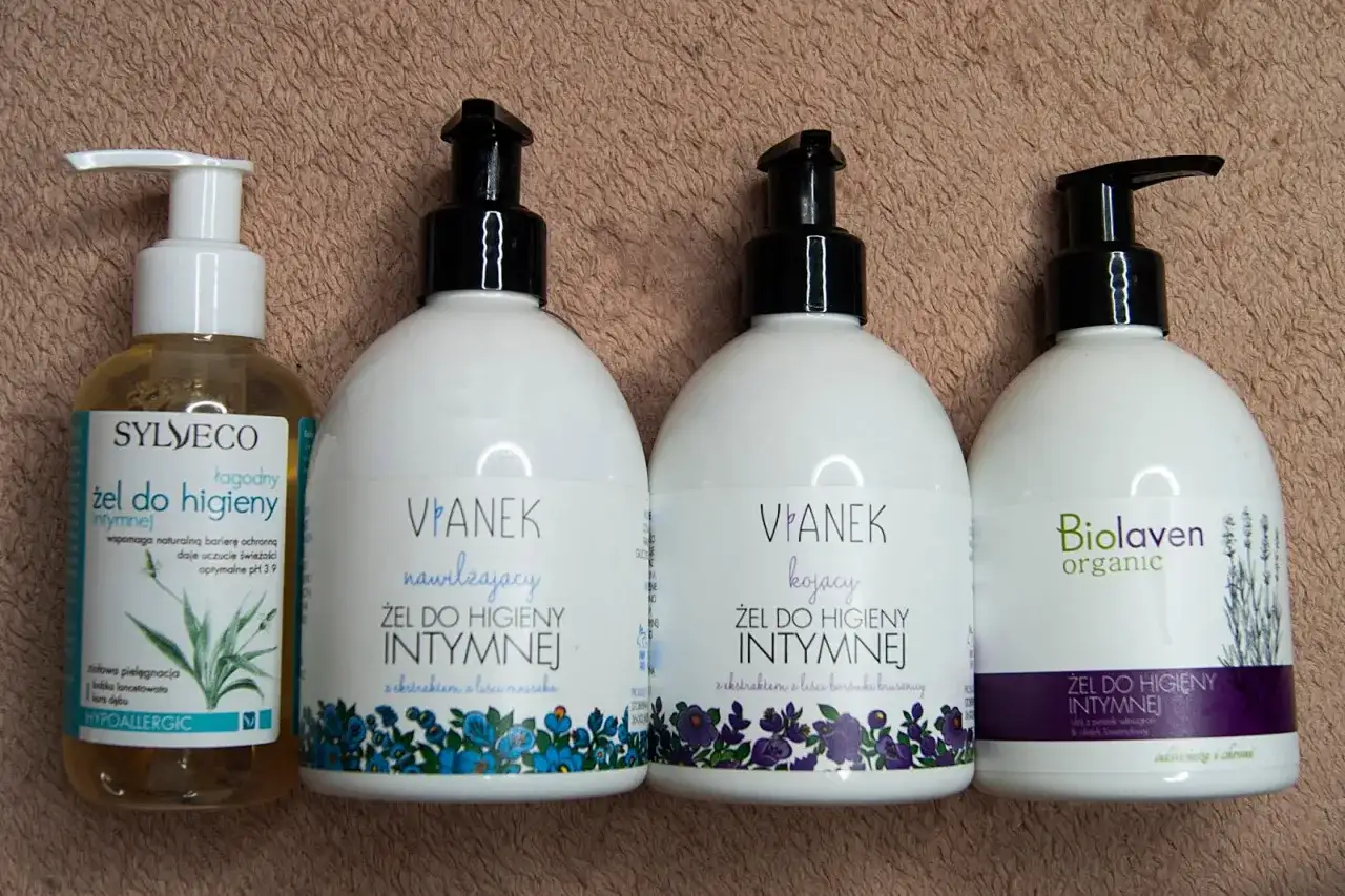 Cztery żele do higieny intymnej: Sylveco, dwa Vianek (nawilżający i kojący) oraz Biolaven organic.