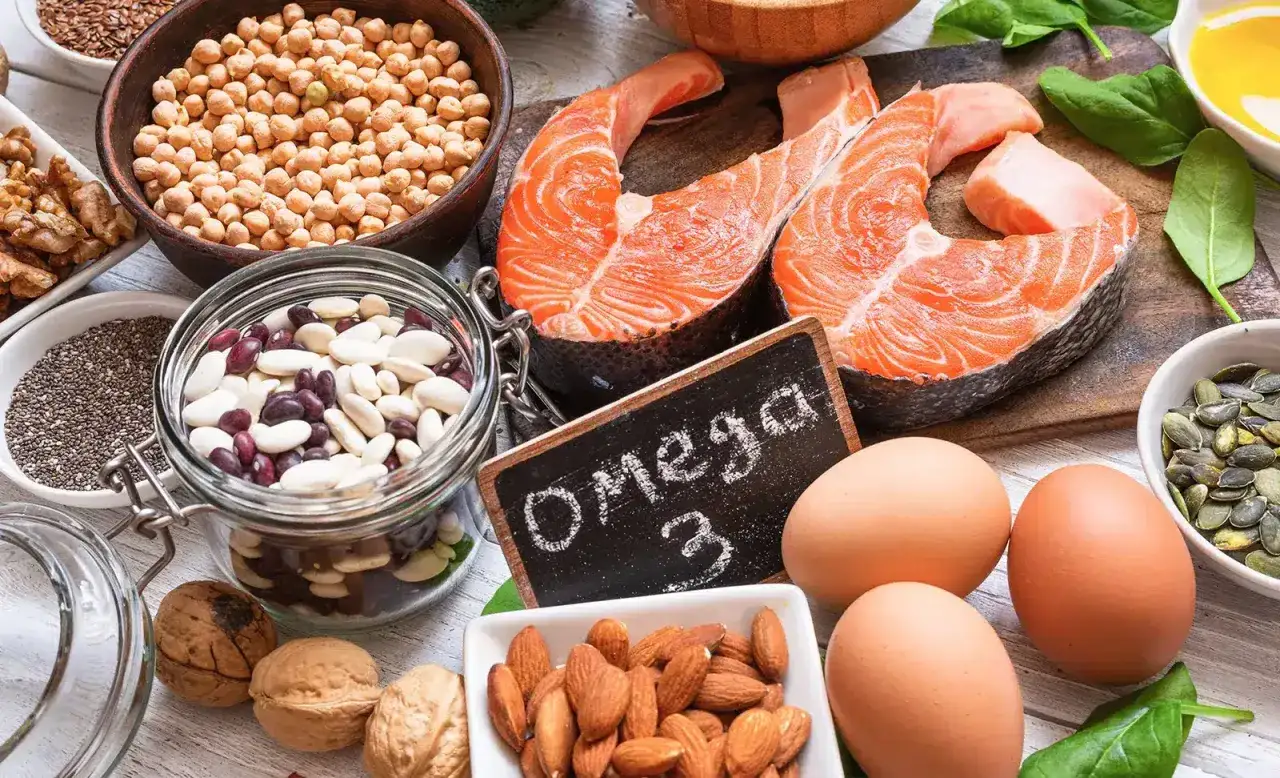 Łosoś, orzechy, nasiona i jajka – naturalne źródła omega 3 na włosy.
