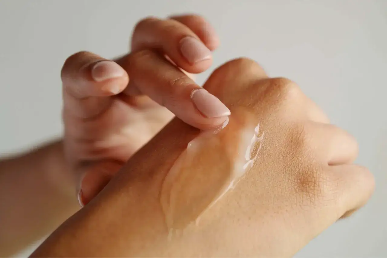 Delikatna aplikacja serum z niacynamidem na dłoń. Dowiedz się, jak stosować niacynamid dla zdrowej skóry.