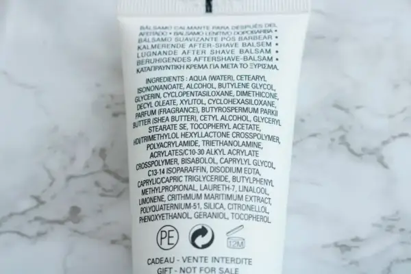 Skład balsamu po goleniu: woda, alkohol, gliceryna, masło shea, a także geraniol. Co to jest geraniol? To składnik zapachowy.